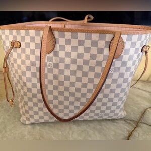 Neverfull Louis Vuitton tote.